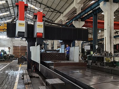 Centre d'usinage horizontal pour l'usinage de pièces métalliques 