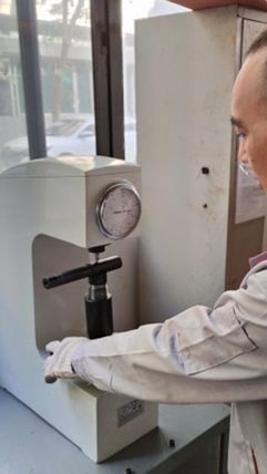 Le testeur de dureté Rockwell est nécessaire pour vérifier si les composants répondent à la norme de dureté.